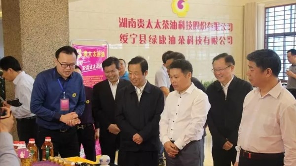 湖南省委副書記、省長(zhǎng)許達(dá)哲視察貴太太，鼓勵(lì)貴太太打造一流茶油品牌，助力產(chǎn)業(yè)扶貧